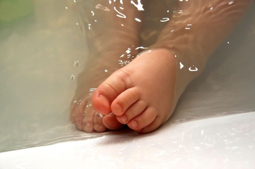 Как начинать закаливание новорожденного ребенка Правила и способы закаливания