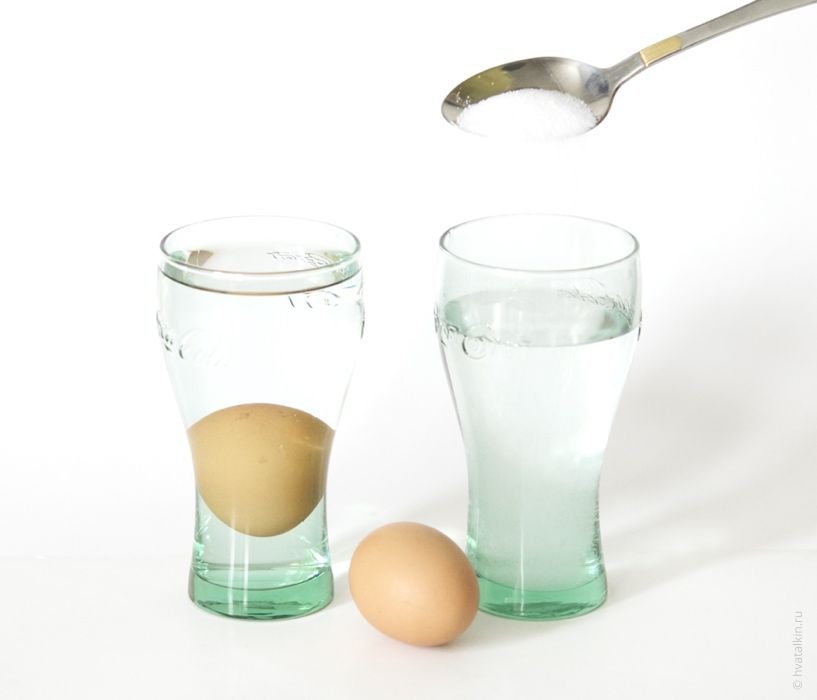 Яйца всплывают в воде можно ли. Эксперимент с яйцом и соленой водой. Яйцо в стакане с водой. Яйцо в соленой воде. Опыт с яйцом.